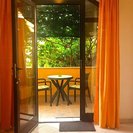 Apartment In With Balcony, Air Conditioning, Wi-fi